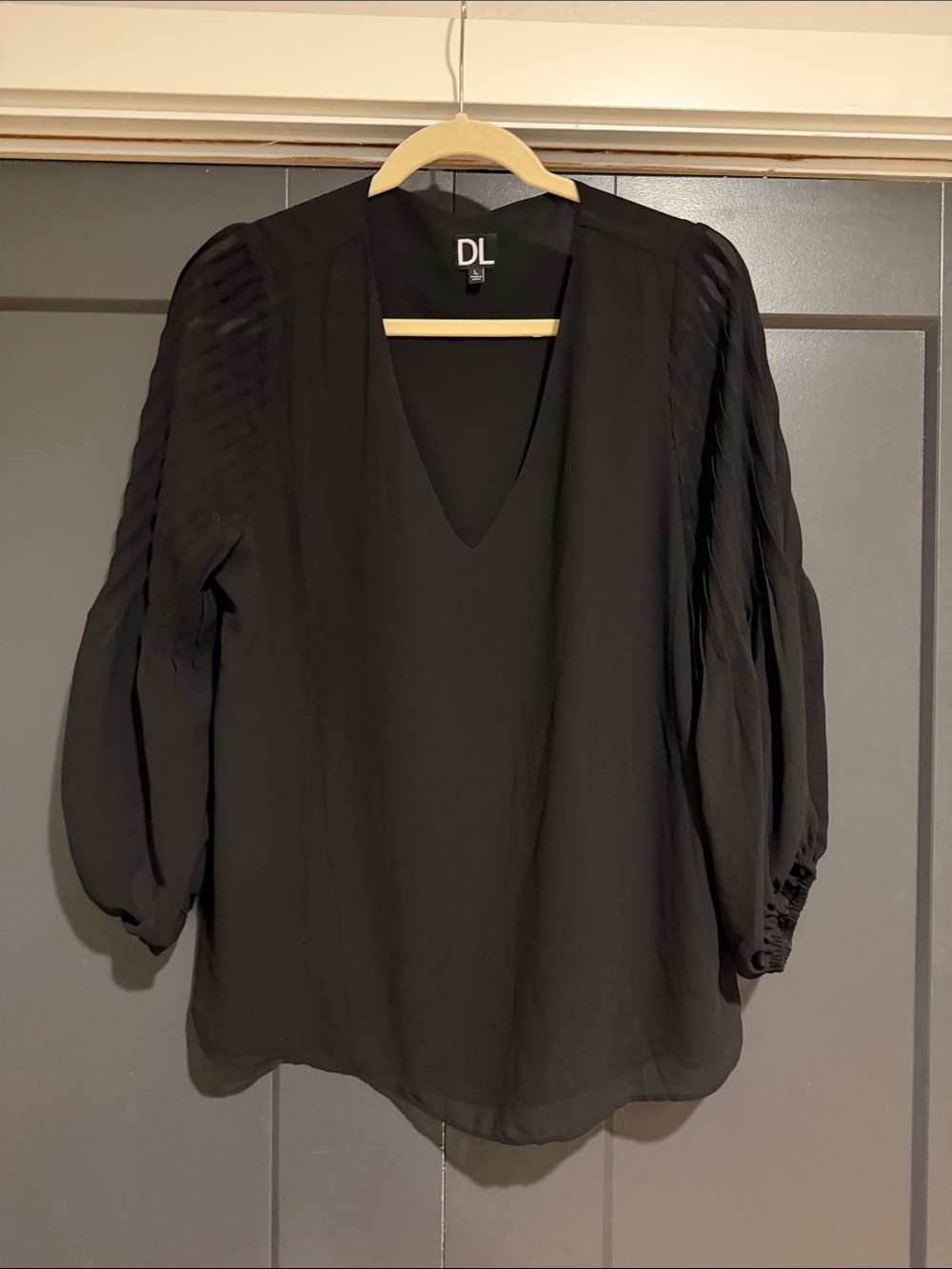 DL Black V-Neck Pleated Balloon Sleeve Blouse